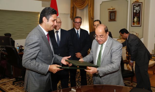 بنك ناصر خلال توقيع الإتفاق