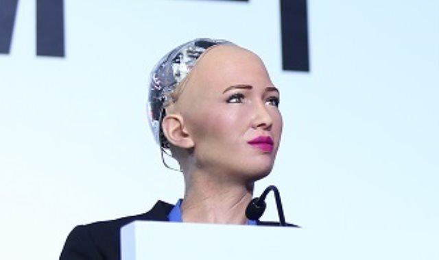 الروبوت صوفيا خلال زيارتها لمصر