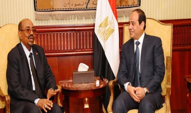 الرئيس السيسي مع نظيره السوداني عمر البشير