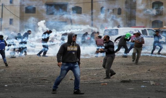 الكيان الصهيوني يطلق الغازات المسيلة للدموع على الفلسطينيين