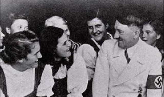 هتلر مع المعجبات