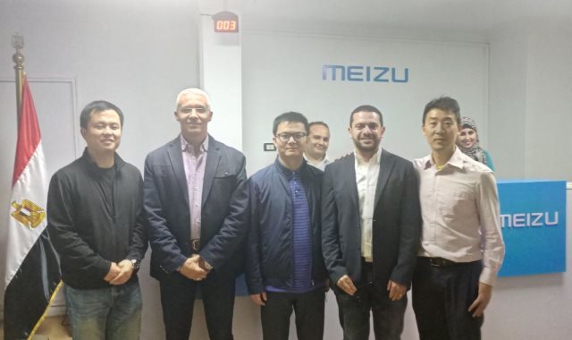 قيادات شركة Meizu خلال افتتاح أحد مراكز خدمة العملاء