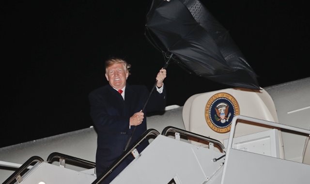 ترامب بالمظلة