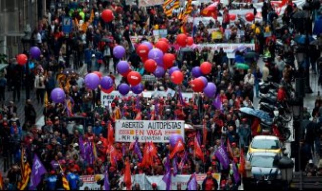 مواطنون برشلونة يتظاهرون تنديدا بأوضاع العمال