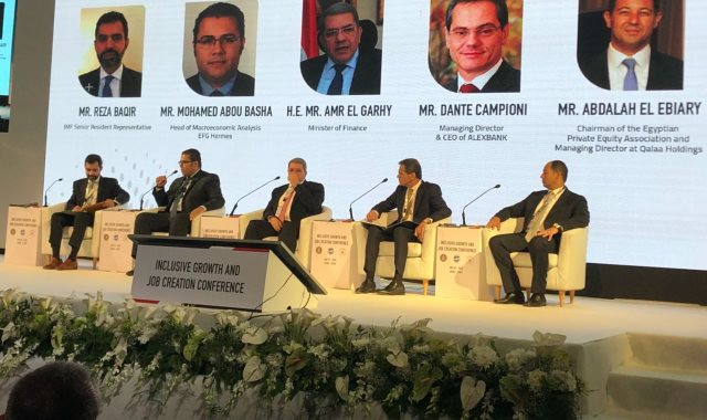 وزير المالية خلال المؤتمر