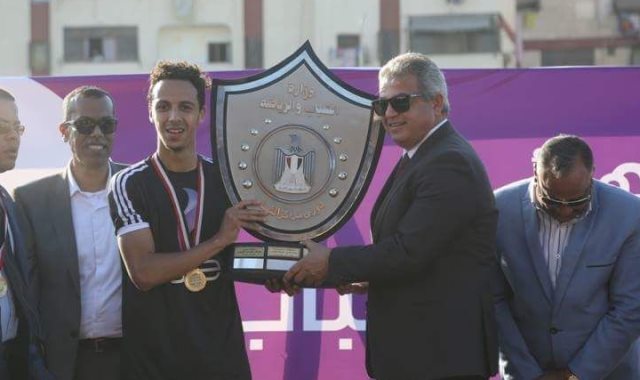 وزير الرياضة يسلم درع الدورى 