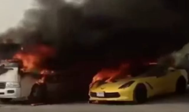 اشعال النيران في 11 سيارة
