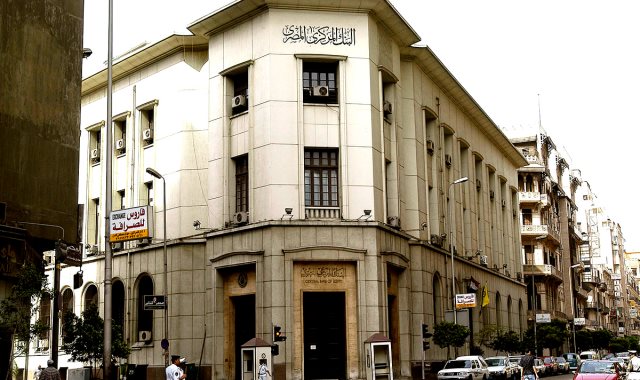 البنك المركزي يعلن ارتفاع أموال تحويلات المصريين العاملين بالخارج