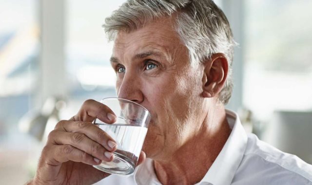 دراسة تشير إلى أهمية إكثار كبار السن من شرب المياه
