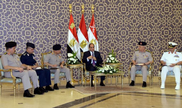 الرئيس السيسى يلتقى بعد صلاة الجمعة بعدد من قادة القوات المسلحة 