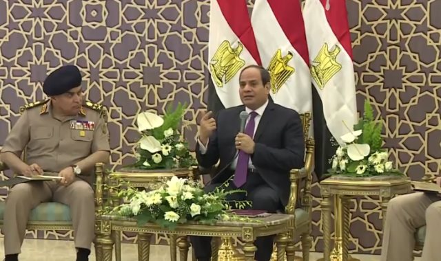 فيديو .. السيسي يلتقي بعد صلاة الجمعة بعدد من قادة القوات المسلحة
