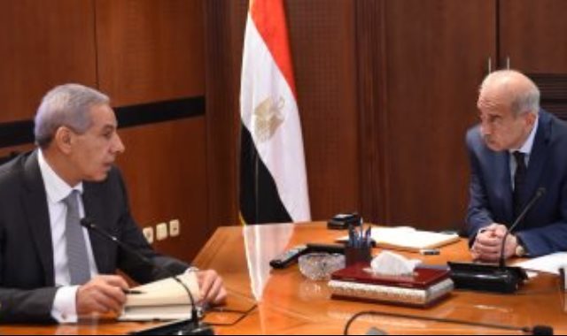 المهندس شريف إسماعيل رئيس الوزراء مع المهندس طارق قابيل وزير الصناعة