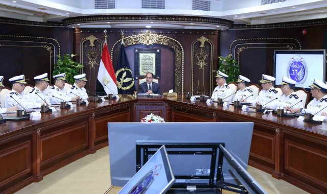 وزير الداخلية مجمدى عبد الغفار مع  مساعدى الوزير والقيادات الأمنية المعنية