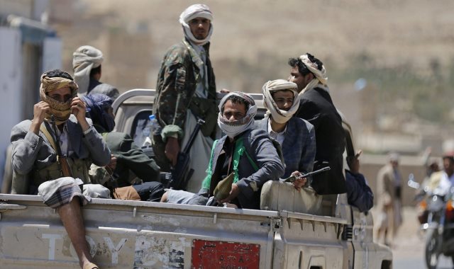 شرطي الحوثي المصنف على قوائم الإرهاب يظهر بمؤتمر صحفي