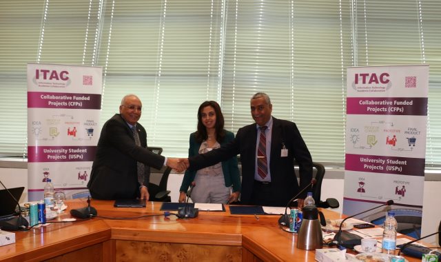 مها رشاد رئيس ايتيدا تشهد توقيع اتفاقيات دعم المشروعات البحثية