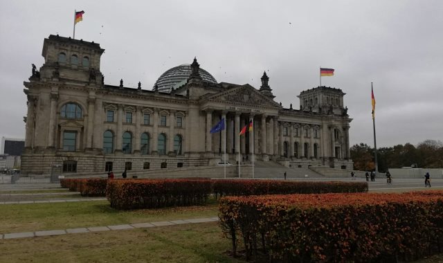 قصر الرئاسة الألمانى يتزين لاستقبال الرئيس السيسى