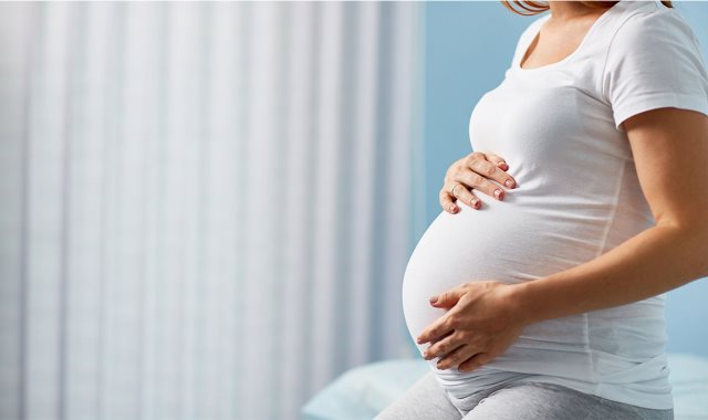 5 فوائد لحديث الحامل مع الجنين فى الرحم