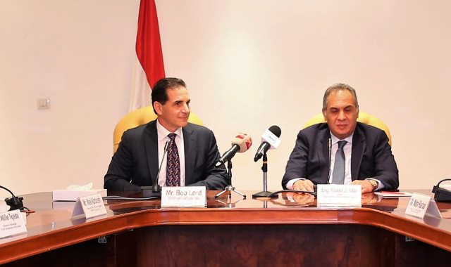 خالد العطار نائب وزير الاتصالات خلال توقيع الاتفاقيات مع IBM