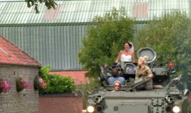 عروسة تزف بدبابة حربية