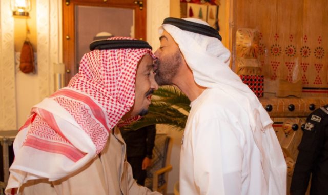 الشيخ محمد بن زايد يقبل الملك سلمان