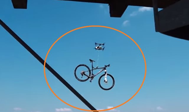 طيار درون تسرق دراجة هوائية