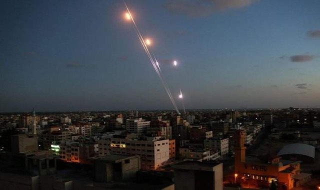 سقوط عدد من الصواريخ على مستوطنات الاحتلال وإصابة إسرائيلى