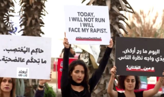 فتيات لبنانيات يرفعن لافتات حاكمو المغتصب 