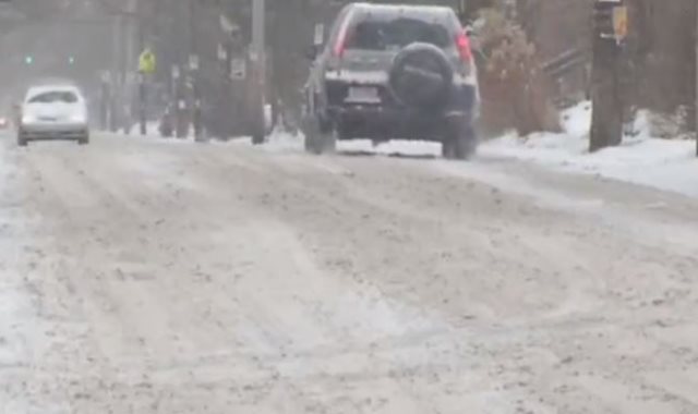  الثلوج تشل الحركة المرورية بنيويورك