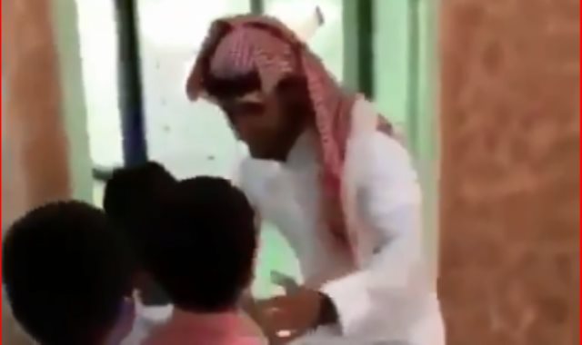 كيف استقبل معلم سعودي تلاميذه أمام الفصل