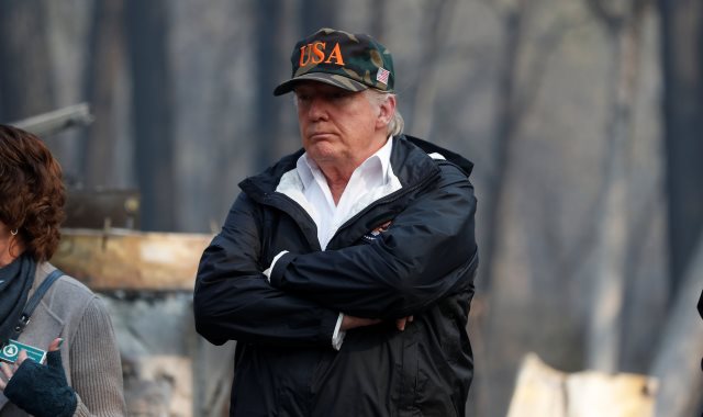 ترامب الرئيس الأمريكي في موقع الحرائق