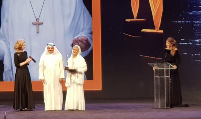 المصرية ماجدة جبران تُهدي جائزة الخدمات الإنسانية: للفقراء والمسنين