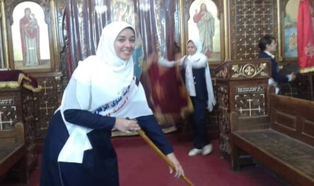 فتيات بالحجاب يشاركن فى تجميل كنيسة بالمنيا 