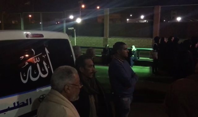 أسرة الصيدلي المصري تنتظر خروج جثمانه من المطار باللافتات