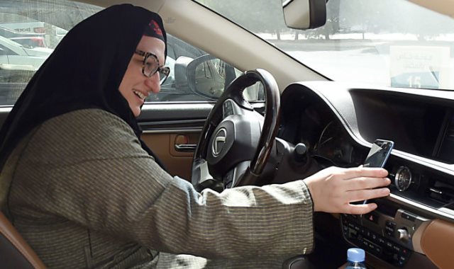 سيدة سعودية تقود سيارة
