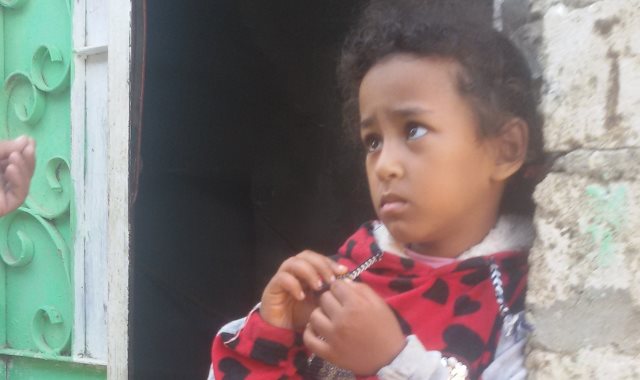 مأساة طفلة من بنى سويف مصابة بسرطان العين