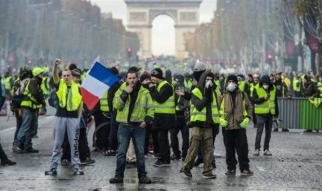 محتجين فرنسا - أرشيفية