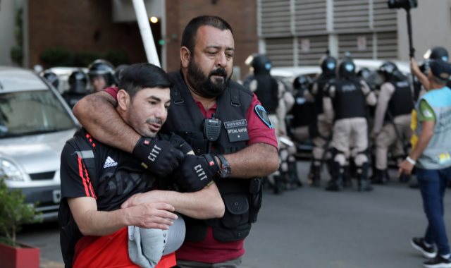 اشتباكات عنيفة بين جماهير ريفر بليت والشرطة الأرجنتينية