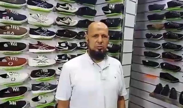 حلم إيهاب في تحويل ورشته لمصنع أحذية
