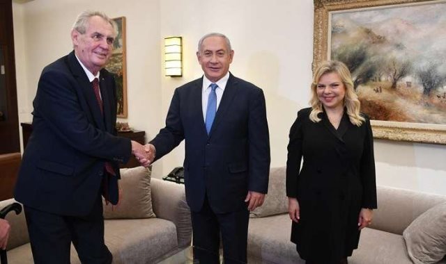 رئيس الوزراء الإسرائيلي بنيامين نتنياهو والرئيس التشيكي ميلوش زيمان