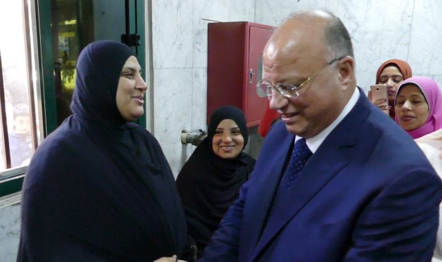 محافظ القاهرة خلال حملة 100 مليون صحة