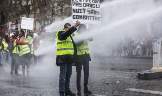 الأمن الفرنسي يستخدم المياه الساخنة لفض التظاهرات