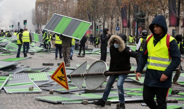 احتجاجات أصحاب السترات الصفراء بفرنسا