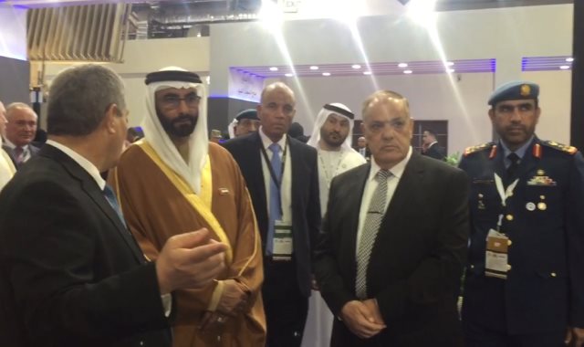 وزير الدفاع الإماراتى اثناء تفقده جناح الهيئة العربية للتصنيع 