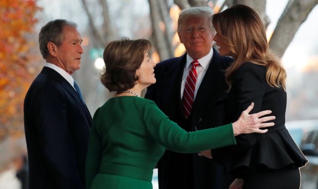 ترامب و ميلانيا يقدمون واجب التعازى لأسرة جورج بوش