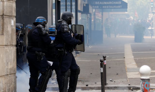 الشرطة الفرنسية تركع طلاب لاحتجاجهم على الغلاء