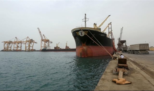 الدفعة الثانية من المشتقات النفطية السعودية تصل ميناء عدن