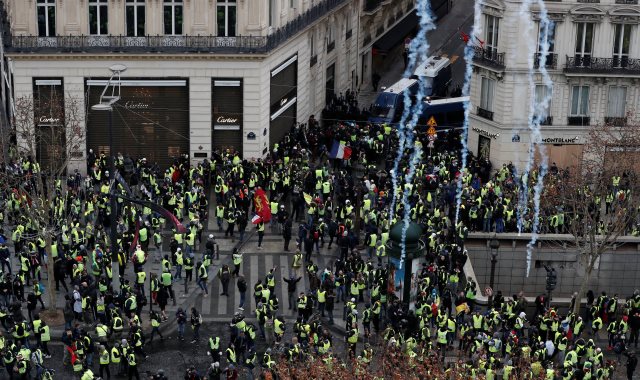تعامل الشرطة الفرنسية مع أصحاب السترات الصفراء