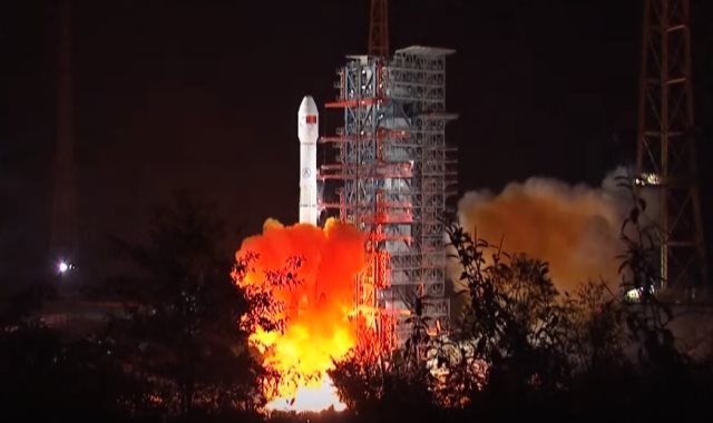 الصين تطلق مسبارا لاكتشاف الجانب المظلم من القمر