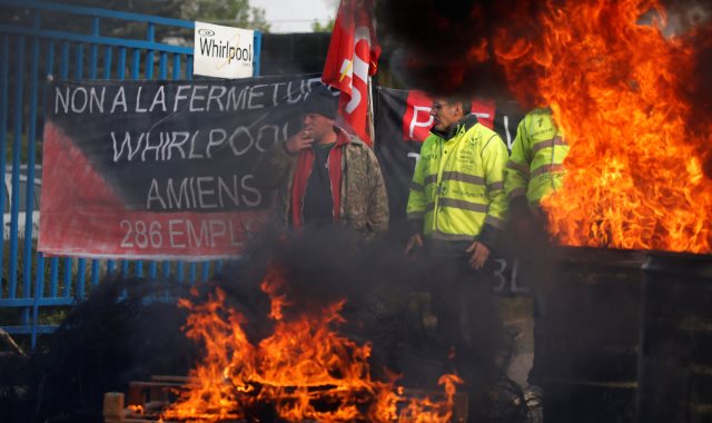 المحتجون فى فرنسا يشعلون النيران بمستودعات نفط "ديبوت"
