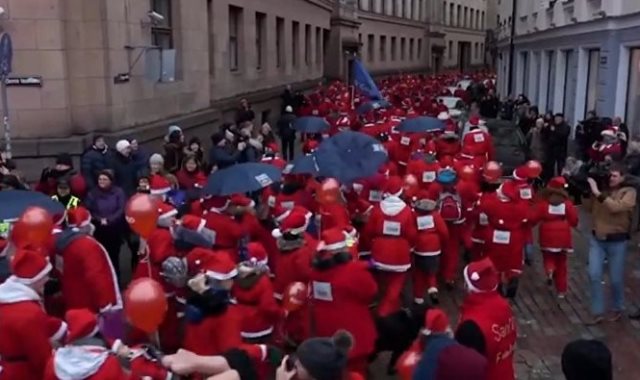 مسيرة "بابا نويل" الخيرية